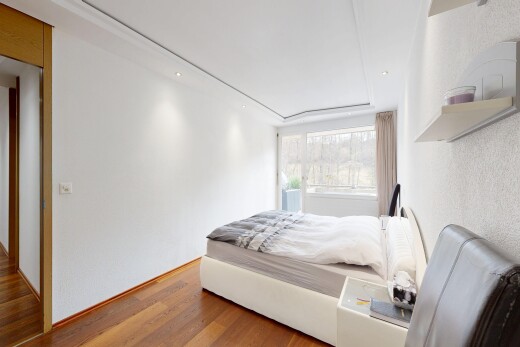 zimmer / schlafzimmer mit wood finish floor, holzfußboden, inside property, natural light, und natürliches licht