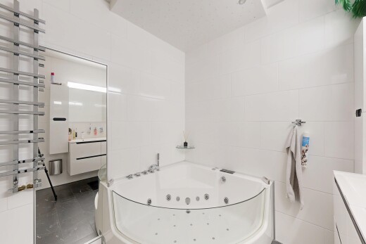 bad mit schminktisch, fliesenwand, tile wall, bad, und inside property