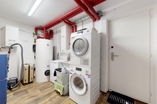 wäschekammer mit wasserkocher, wäscherei, holzfußboden, wood finish floor, und waschturm