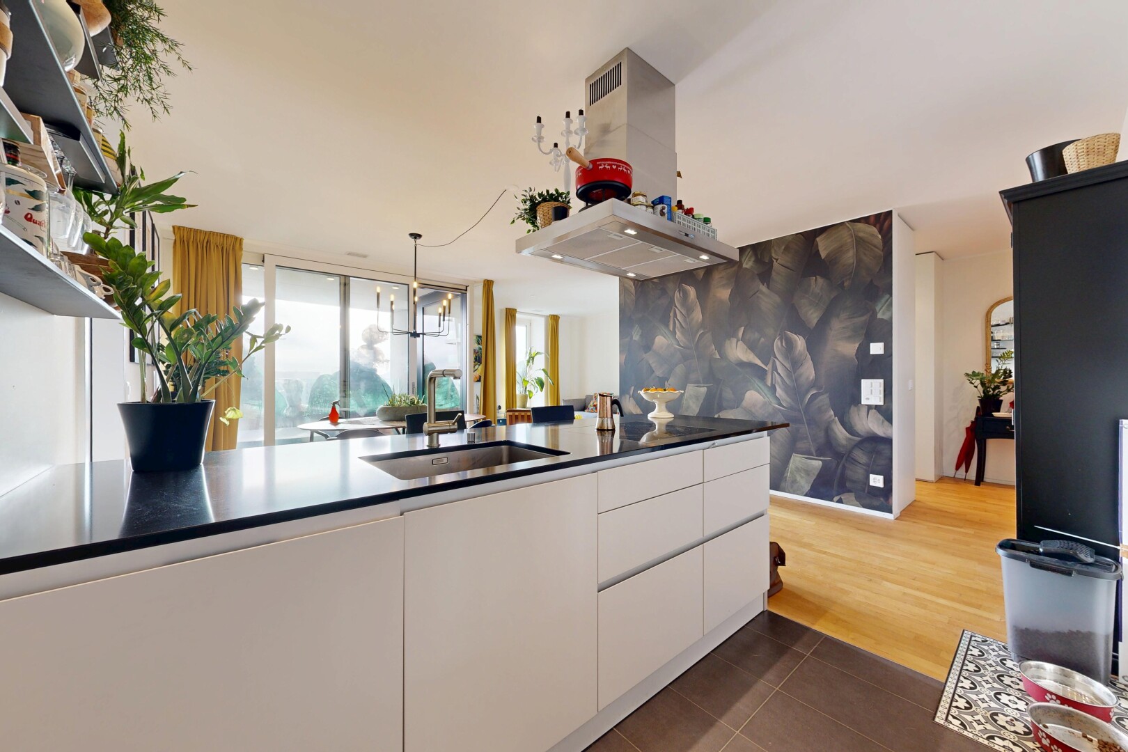 küche mit schränke mit flachen paneelen, flat panel cabinets, weiße schränke, white cabinets, und dark floor
