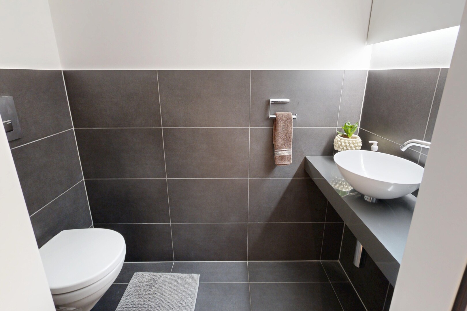bad mit gäste-wc, schminktisch, tile wall, fliesenwand, und inside property