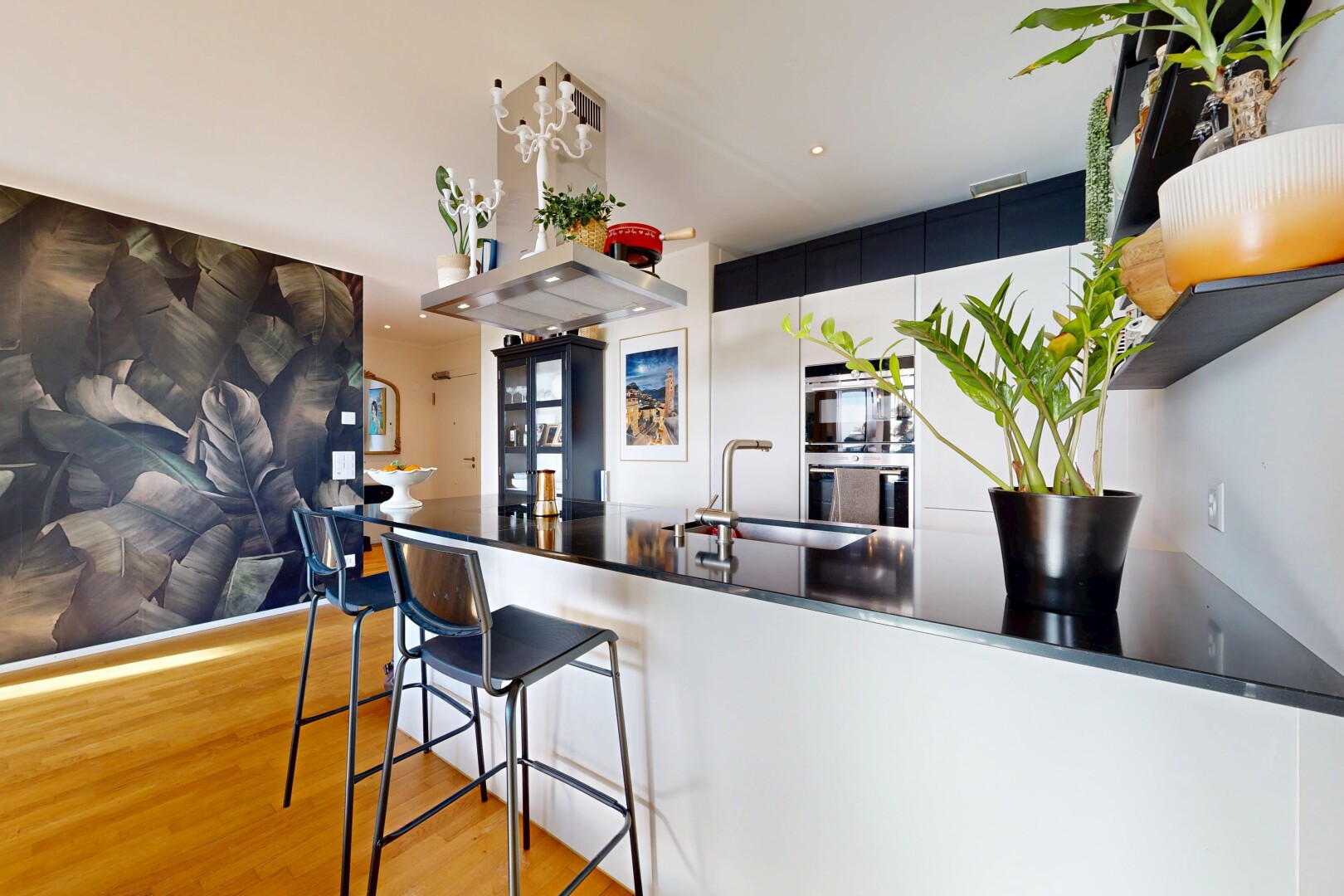 küche mit dark countertops, wood finish floor, holzfußboden, inside property, und doppel backofen