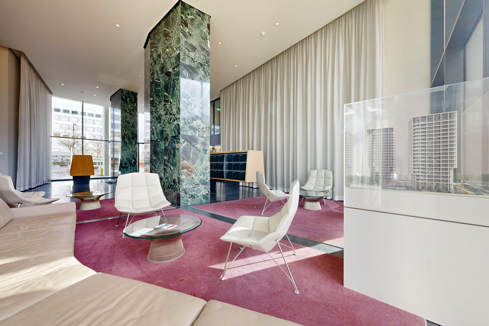 wohnzimmer mit abgesenktes wohnzimmer, inside community, floor ceiling windows, bodendeckenfenster, und natural light