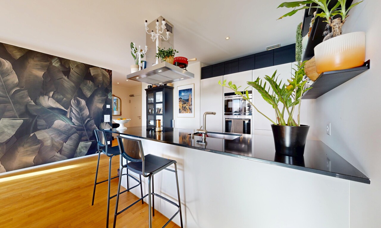 küche mit dark countertops, wood finish floor, holzfußboden, inside property, und doppel backofen