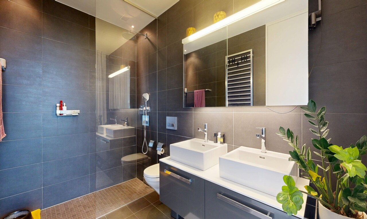 bad mit handtuchwärmer, fliesenwand, tile wall, doppelwaschtisch, und dusche