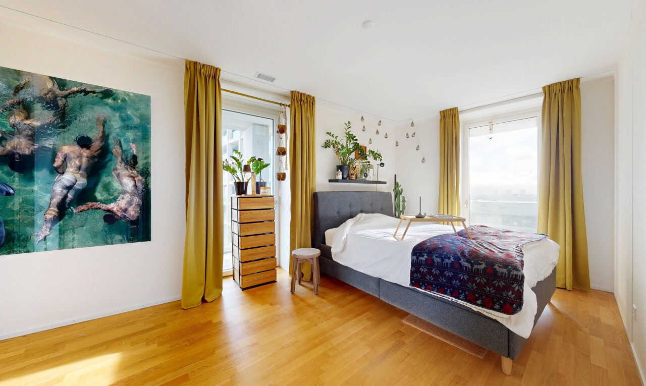 zimmer / schlafzimmer mit holzfußboden, wood finish floor, inside property, gipskartonwand, und drywall