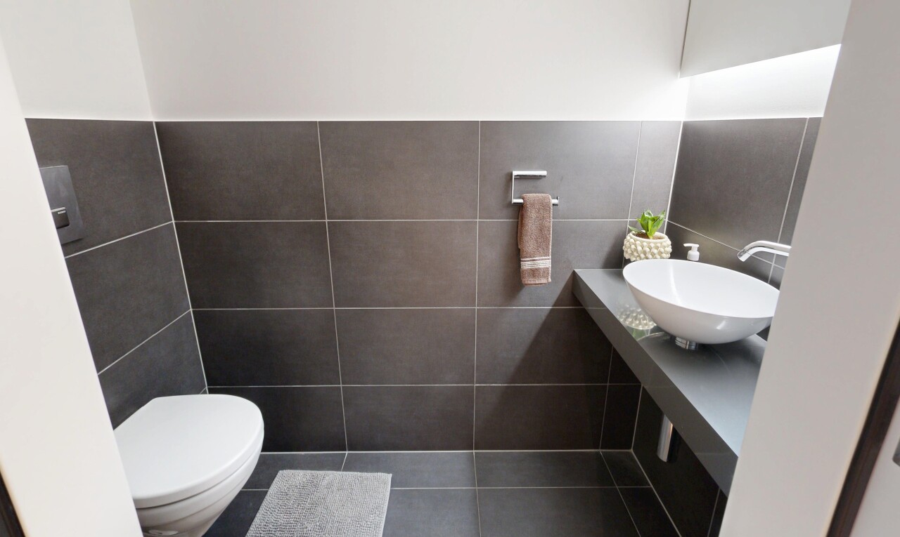 bad mit gäste-wc, schminktisch, tile wall, fliesenwand, und inside property