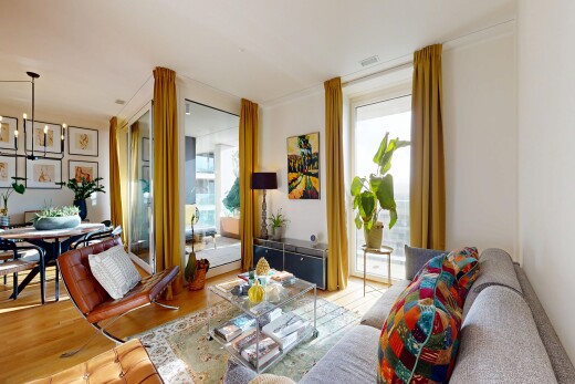 wohn- / esszimmer mit natürliches licht, natural light, inside property, holzfußboden, und wood finish floor