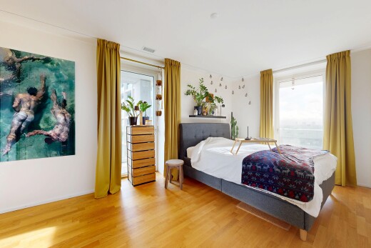 zimmer / schlafzimmer mit holzfußboden, wood finish floor, inside property, gipskartonwand, und drywall