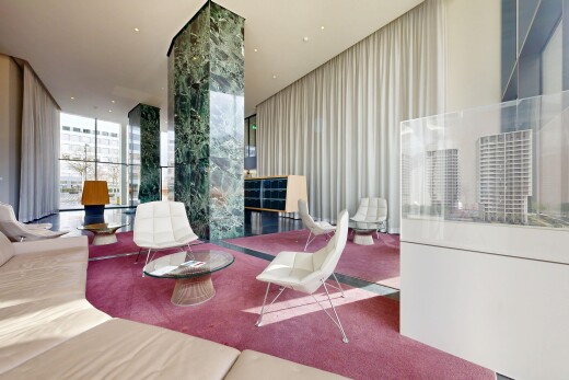 salon avec salon enfoncé, inside community, floor ceiling windows, fenêtres du sol au plafond, et natural light