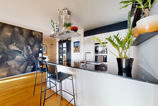 küche mit dark countertops, wood finish floor, holzfußboden, inside property, und doppel backofen