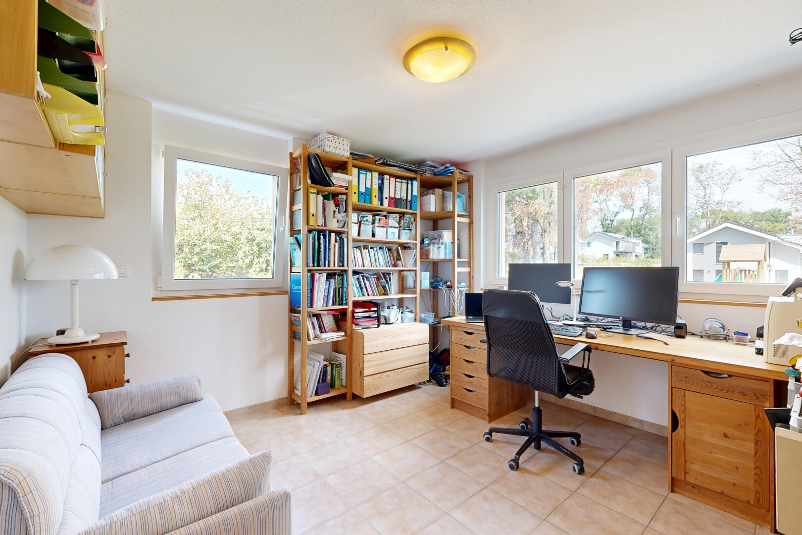 bureau avec télévision, drywall, cloison sèche, lumière naturelle, et light floor