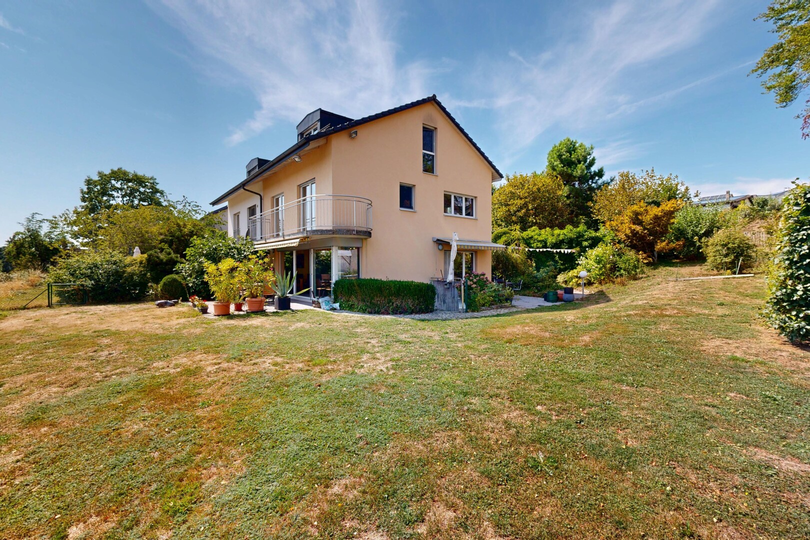 façade avec balcon, pelouse, property visible, day time, et from property