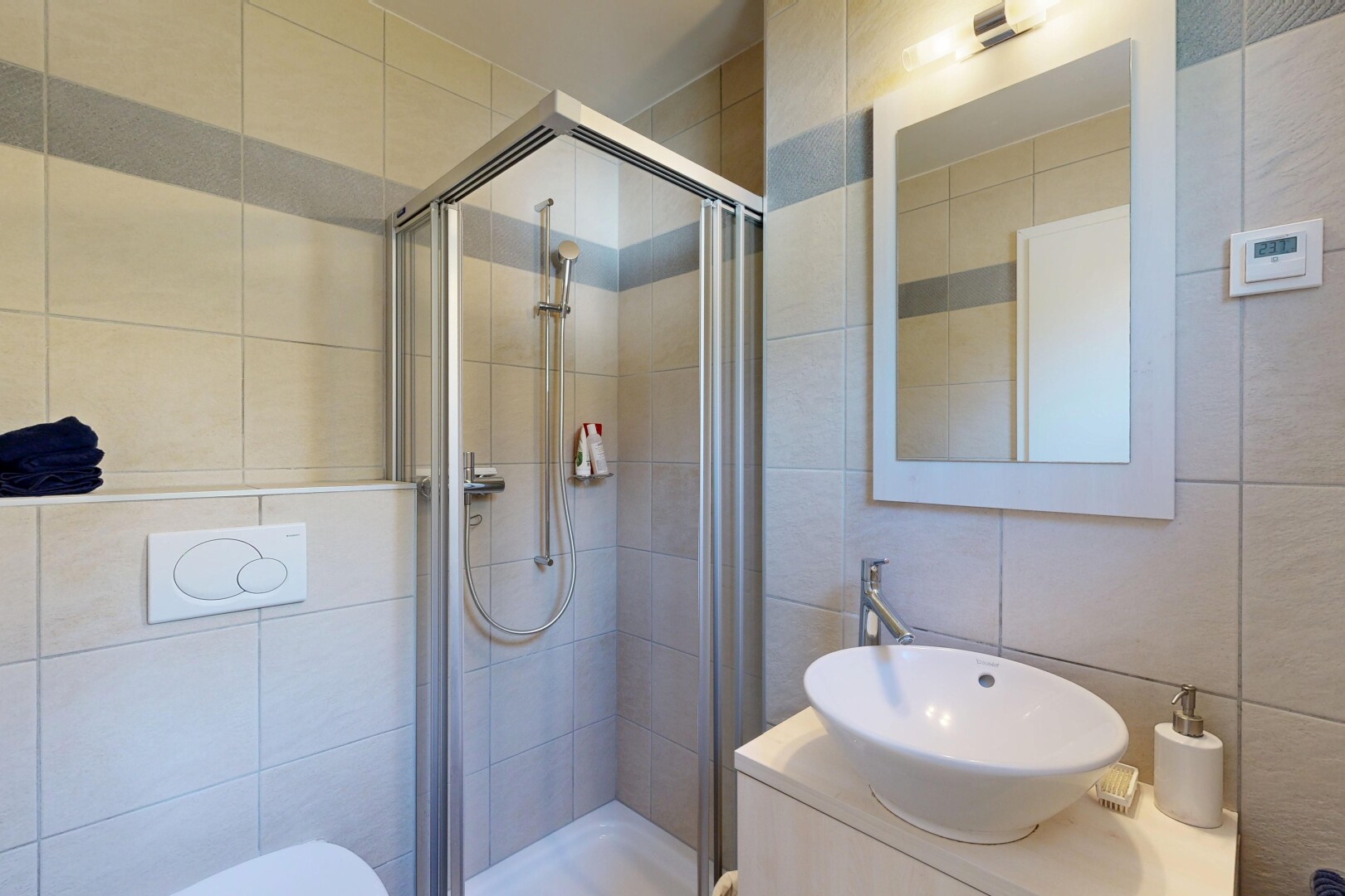 salle de bains avec tile wall, mur en carrelage, évier, salle de bain complète, et douche