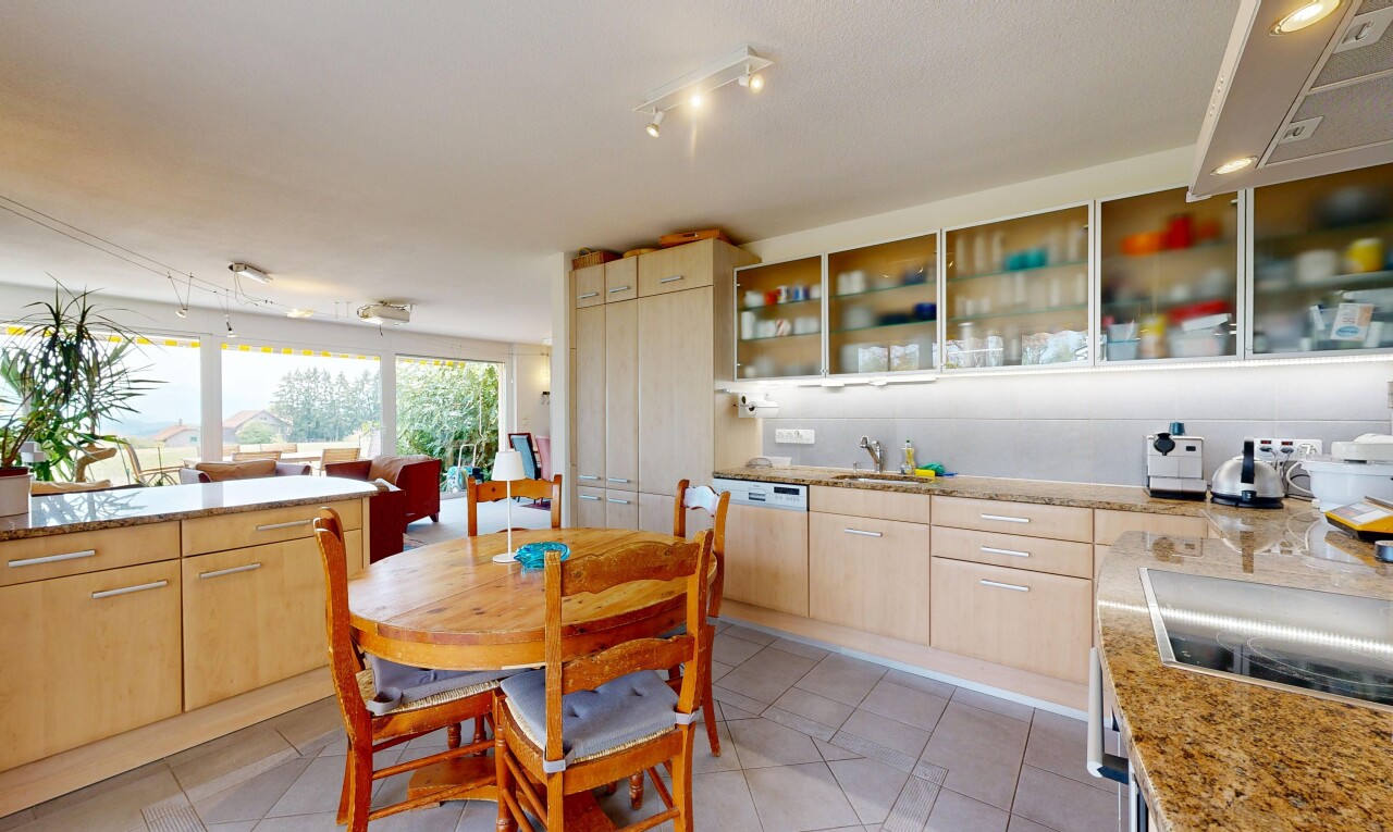 cuisine avec light brown cabinets, armoires marron clair, light floor, éclairage sur rail, et light countertops