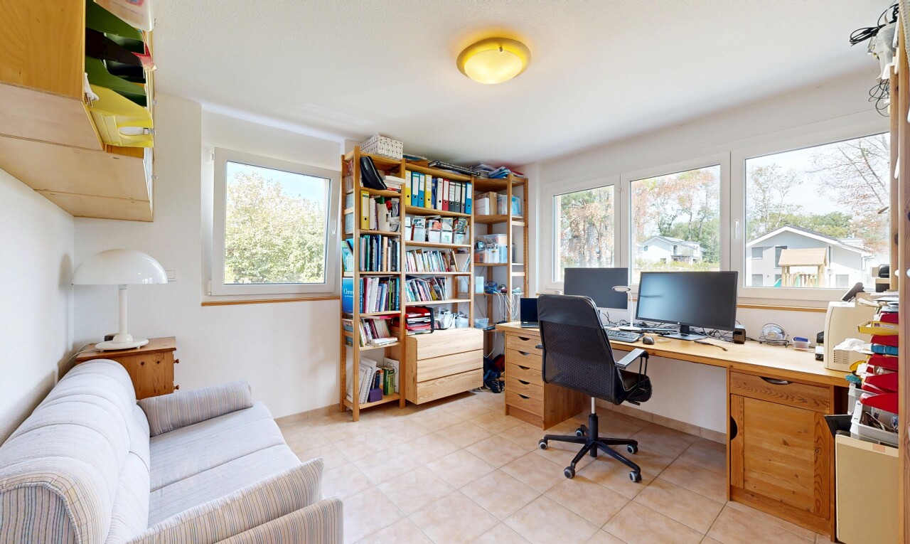 bureau avec télévision, drywall, cloison sèche, lumière naturelle, et light floor
