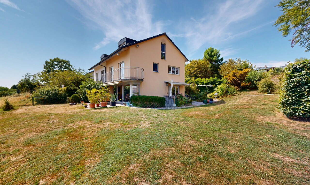 façade avec balcon, pelouse, property visible, day time, et from property