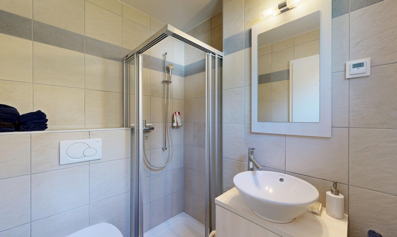 salle de bains avec tile wall, mur en carrelage, évier, salle de bain complète, et douche