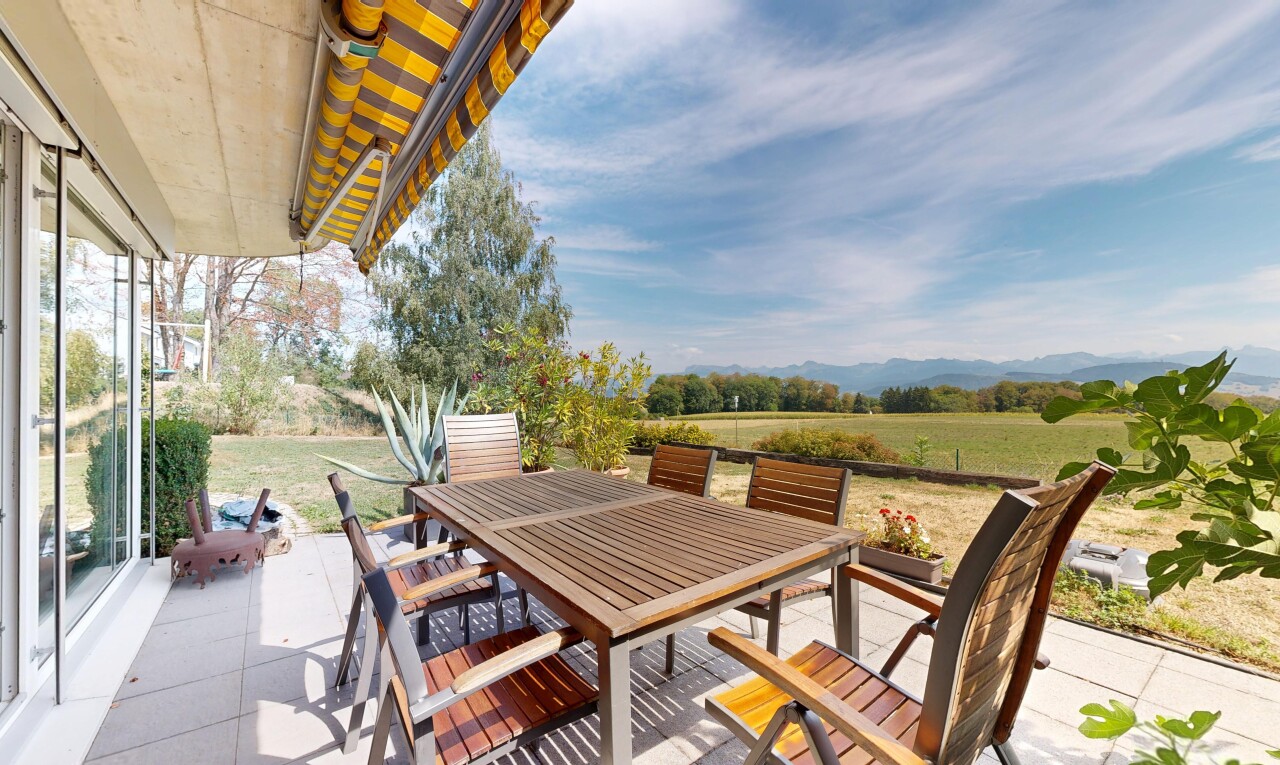 terrasse avec from property, view focus, coin repas extérieur, terrasse, et vue rurale
