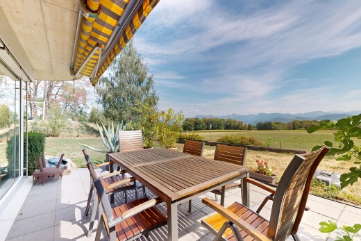 terrasse avec from property, view focus, coin repas extérieur, terrasse, et vue rurale