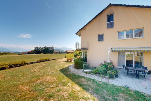 façade avec pelouse, auvent, balcon, from property, et bardage en stuc
