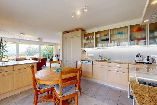 cuisine avec light brown cabinets, armoires marron clair, light floor, éclairage sur rail, et light countertops