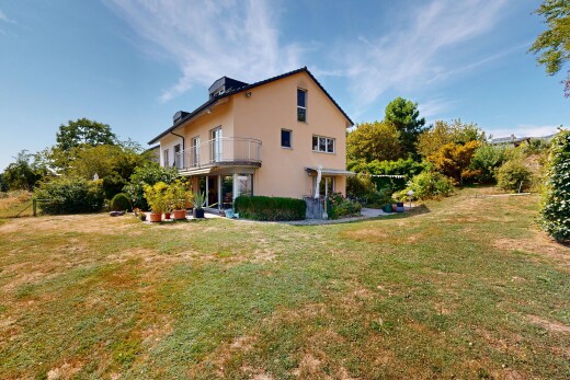 façade avec balcon, pelouse, property visible, day time, et from property