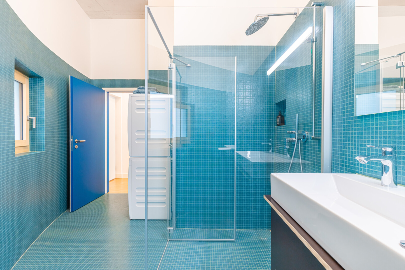 salle de bains avec douche, salle de bain complète, inside property, lavabo (ou coiffeuse selon le contexte), et miroir