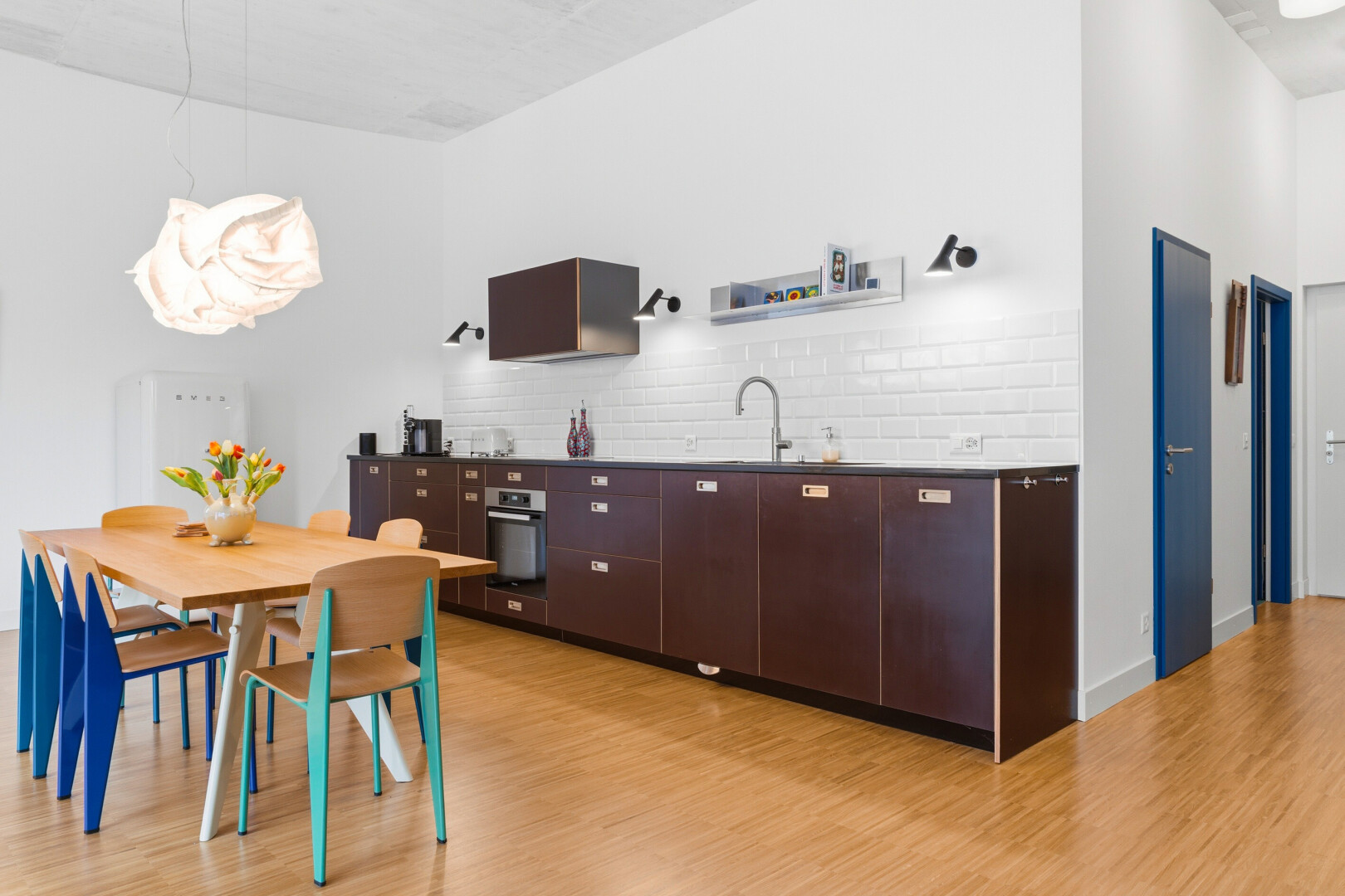 cuisine avec drywall, cloison sèche, inside property, wood finish floor, et sol en finition bois
