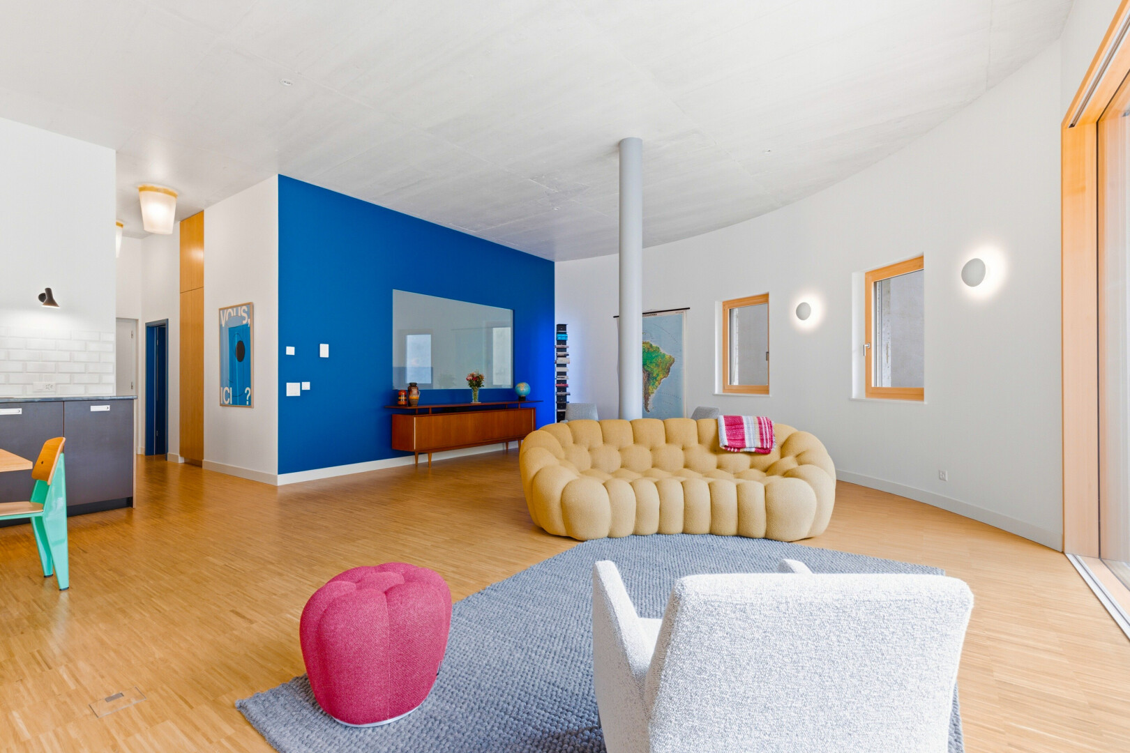 salon avec drywall, cloison sèche, wood finish floor, sol en finition bois, et inside community