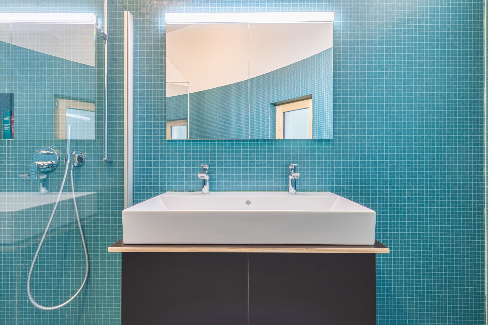 salle de bains avec lavabo (ou coiffeuse selon le contexte), miroir, douche, inside property, et salle de bain complète