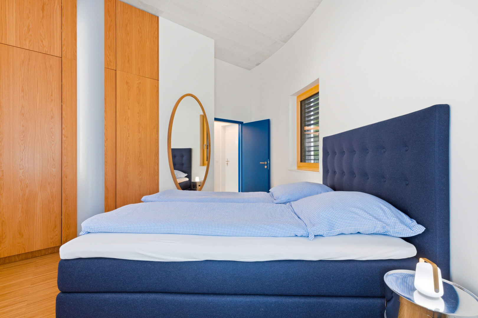 chambre avec drywall, cloison sèche, inside property, wood finish floor, et sol en finition bois