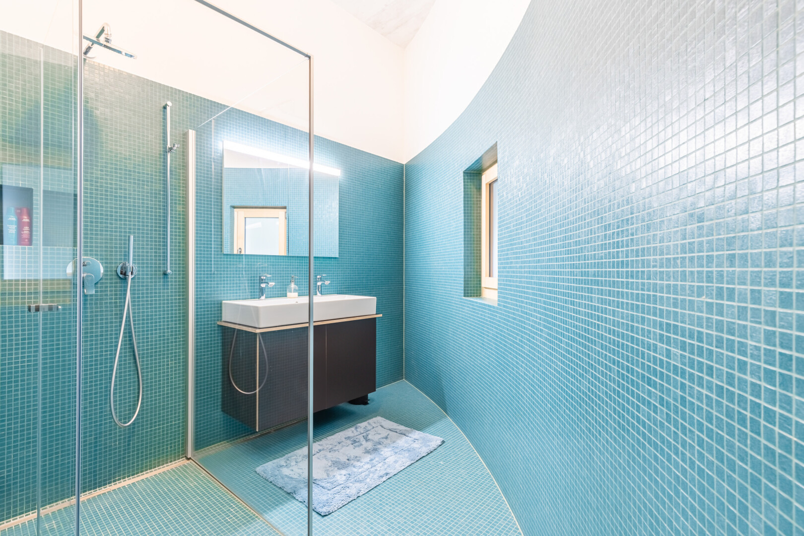 salle de bains avec douche, lavabo (ou coiffeuse selon le contexte), salle de bain complète, rendered, et inside property