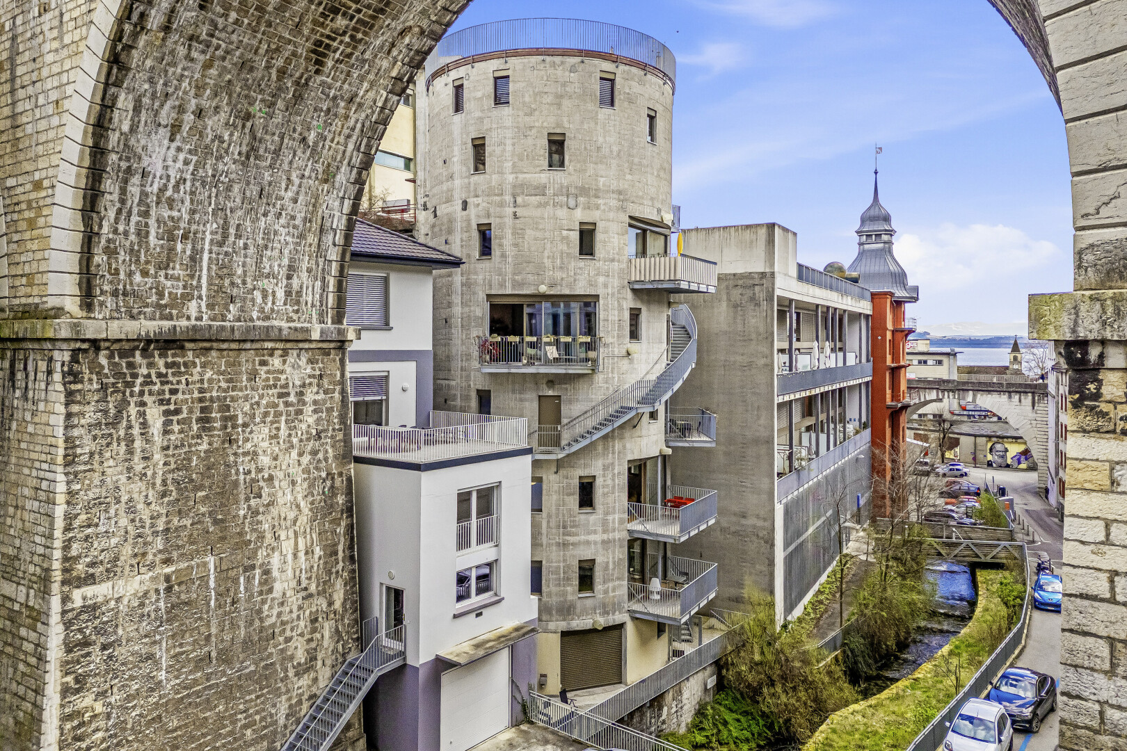 extérieur du bâtiment avec day time, garage intégré, vue sur le complexe d'appartements, et apartment complex view