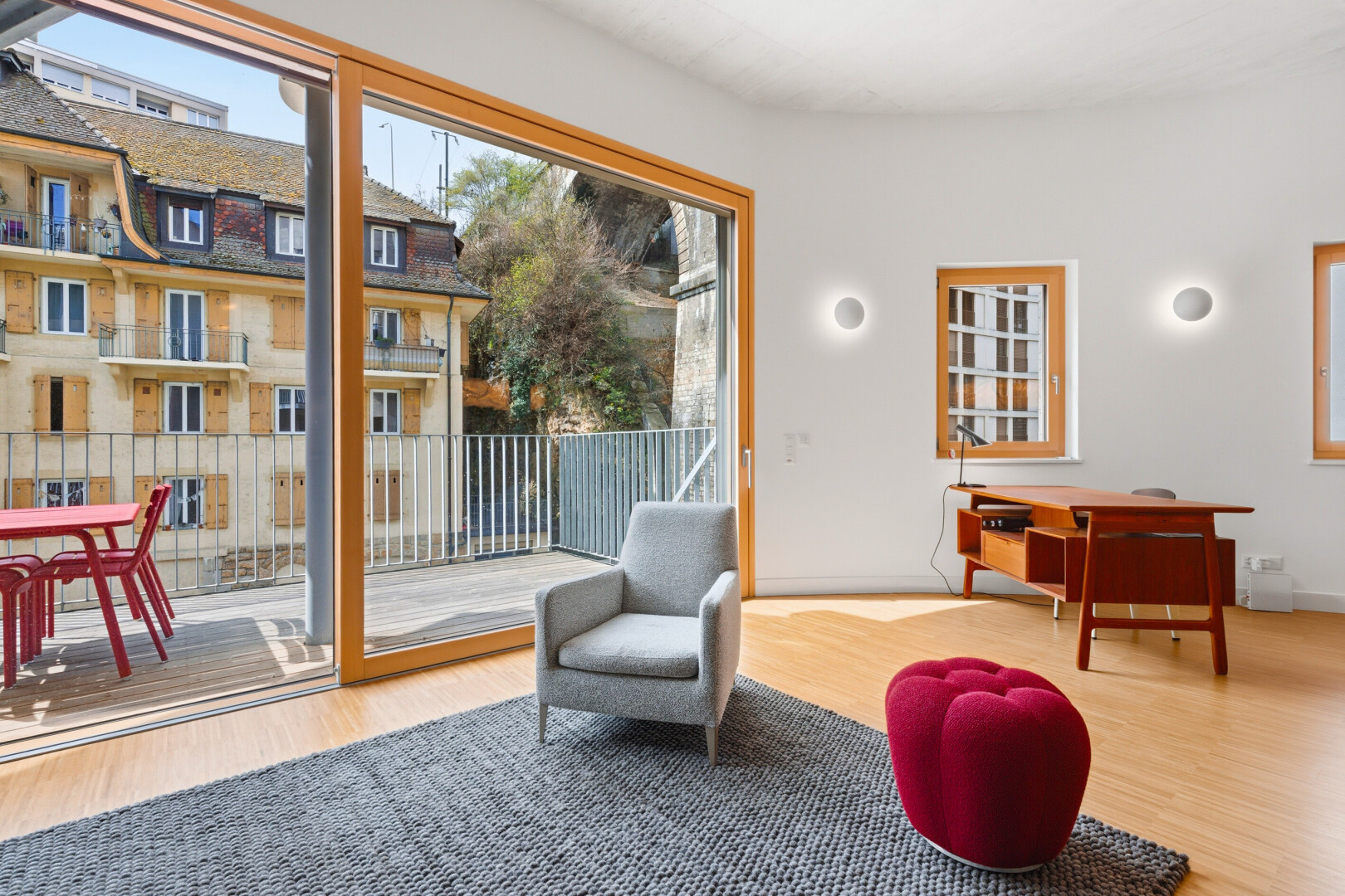 salon avec wood finish floor, sol en finition bois, natural light, lumière naturelle, et drywall