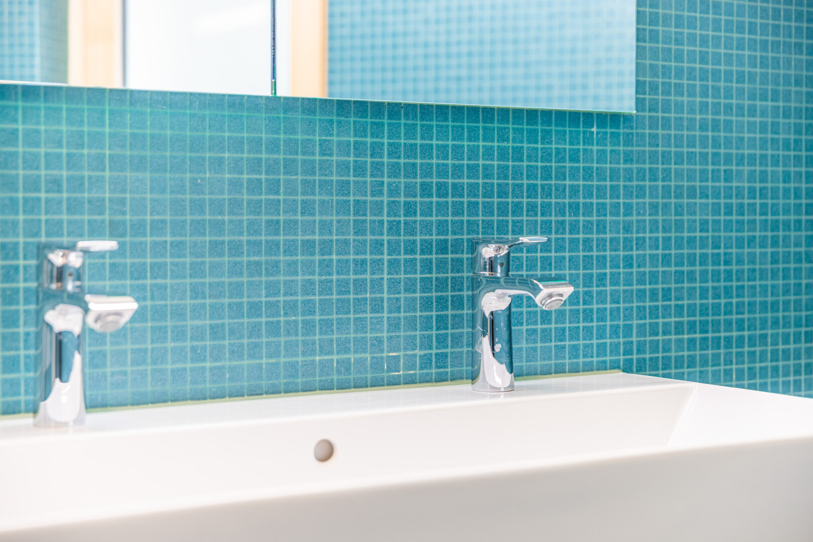 salle de bains avec salle de bain complète, inside property, et bain