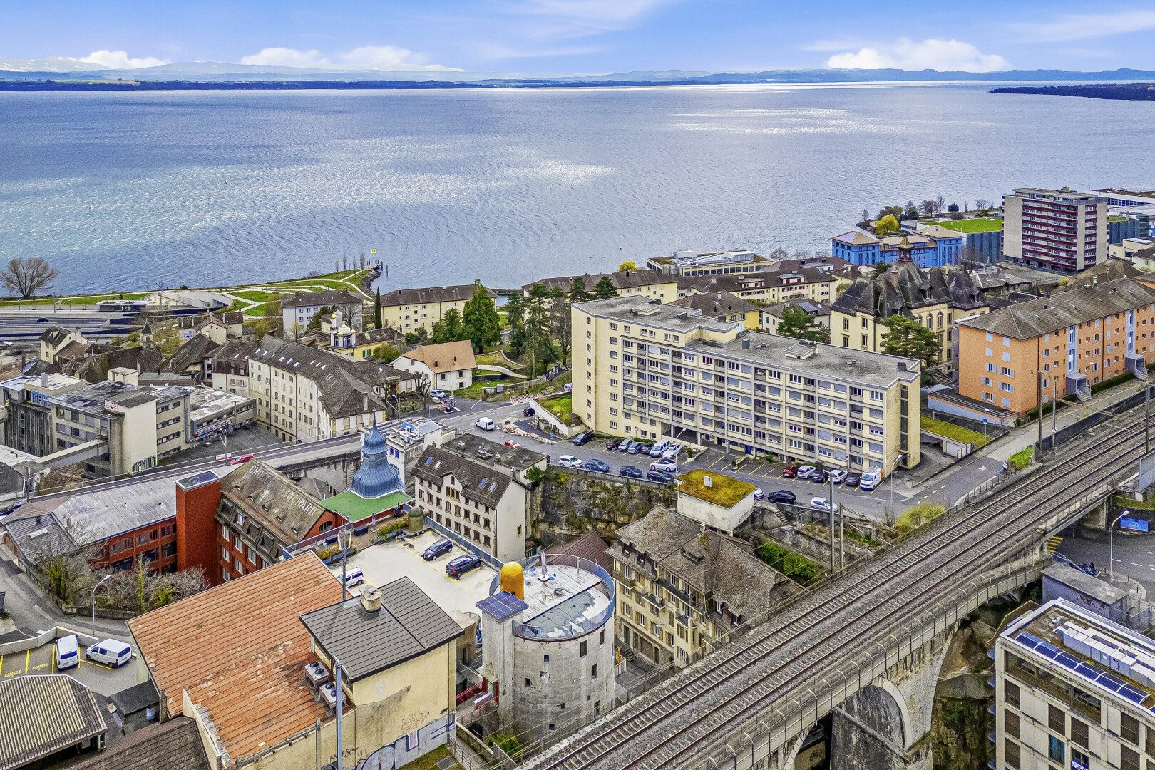 vue sur la mer avec day time, vue sur les voies ferrées, railroad view, vue sur la ville, et city view