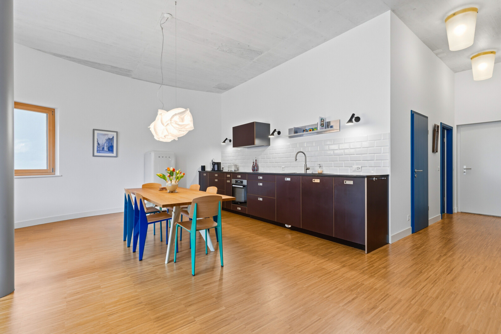 salle à manger avec drywall, cloison sèche, inside property, wood finish floor, et sol en finition bois