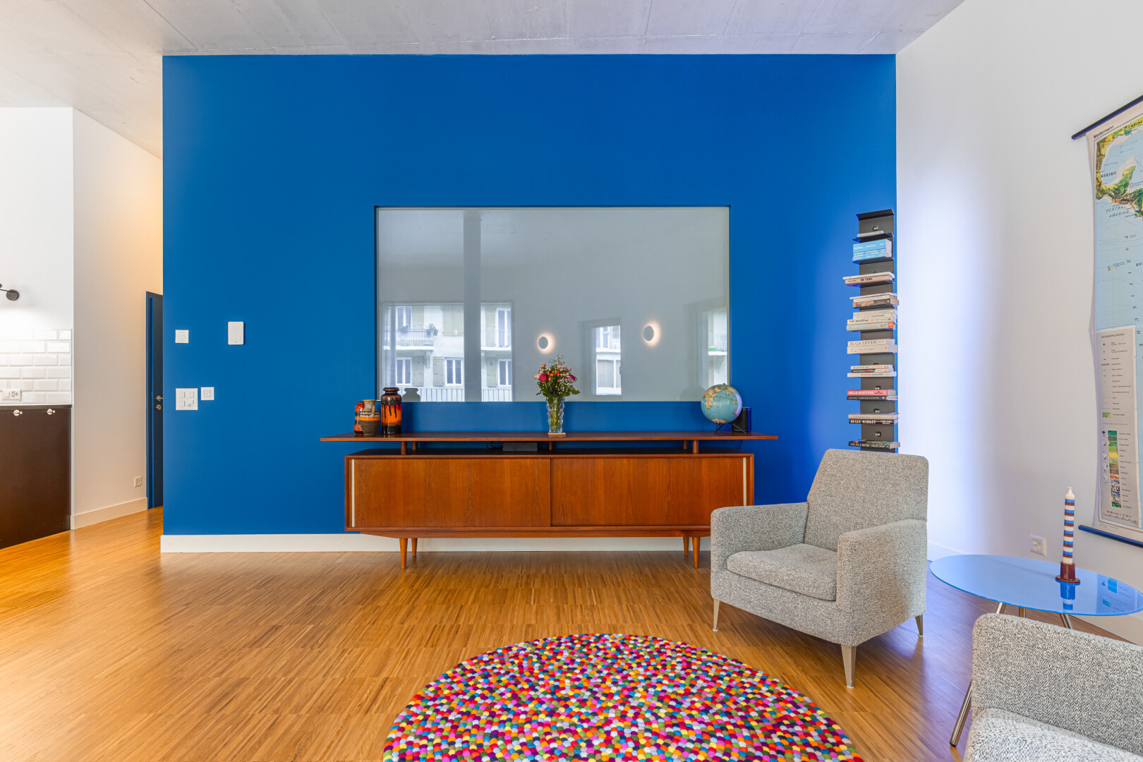 salon avec cloison sèche, drywall, inside property, sol en finition bois, et wood finish floor