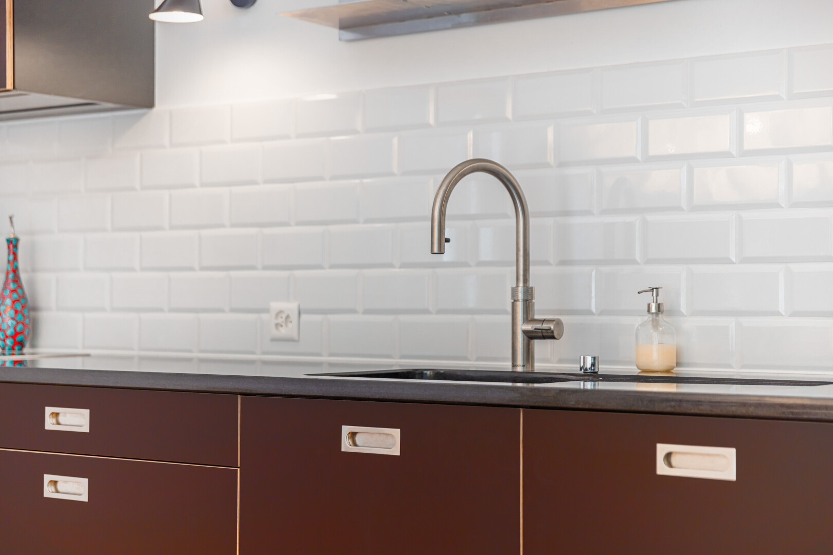 détails avec kitchen, armoires brun foncé, dark brown cabinets, évier, et wall / siding