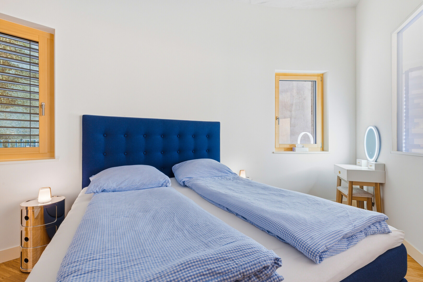 chambre avec sol en finition bois, inside property, wood finish floor, lumière naturelle, et natural light