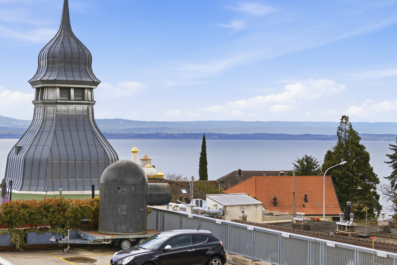 extérieur du bâtiment avec day time, vue sur l'eau, et water view
