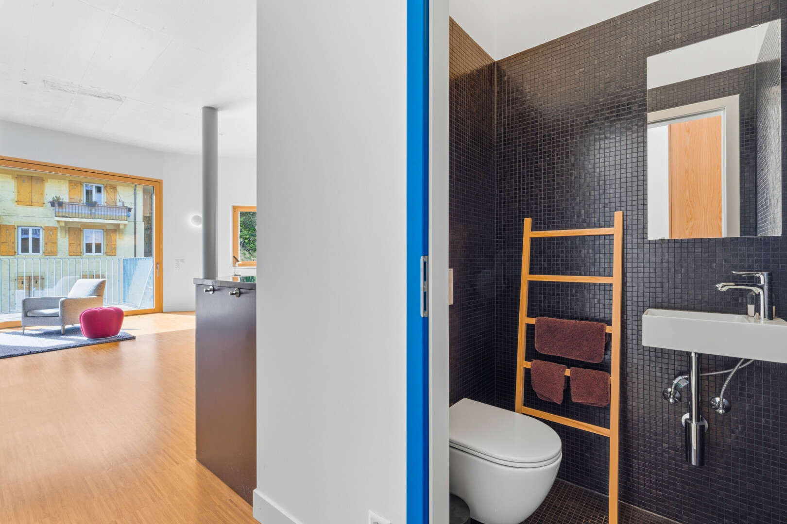 salle de bains avec miroir, toilette, inside property, wood finish floor, et sol en finition bois