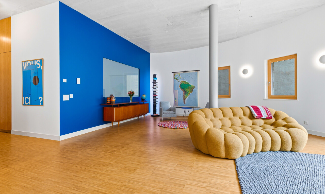 salon avec inside property, wood finish floor, sol en finition bois, drywall, et cloison sèche