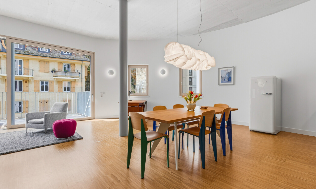 salle à manger avec inside property, sol en finition bois, wood finish floor, lumière naturelle, et natural light