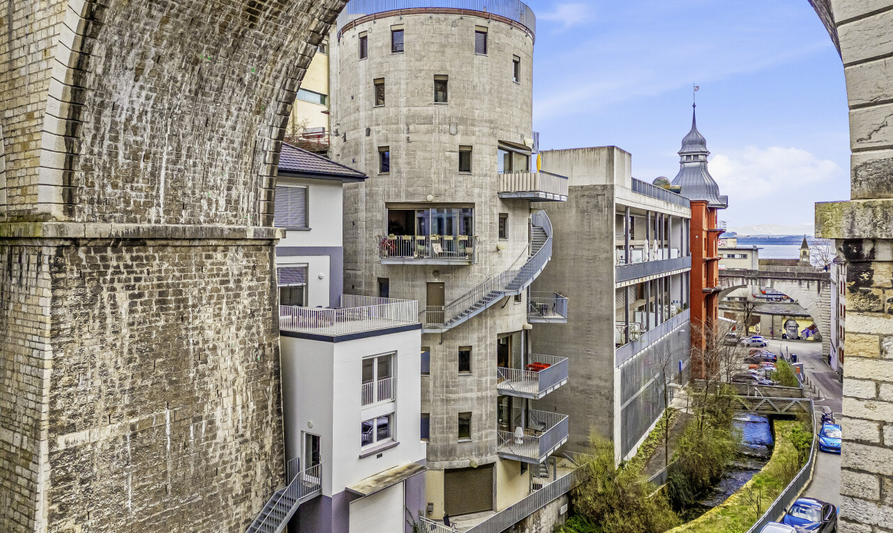 extérieur du bâtiment avec day time, garage intégré, vue sur le complexe d'appartements, et apartment complex view