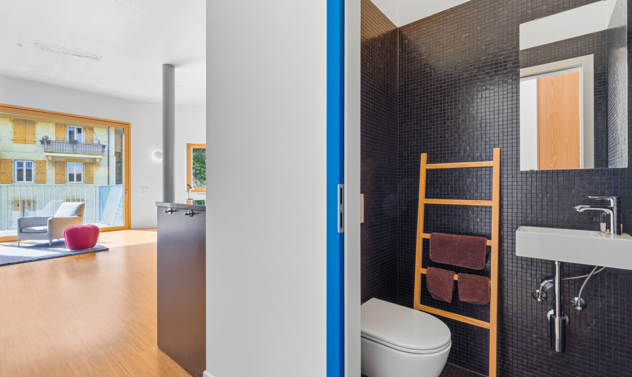 salle de bains avec miroir, toilette, inside property, wood finish floor, et sol en finition bois