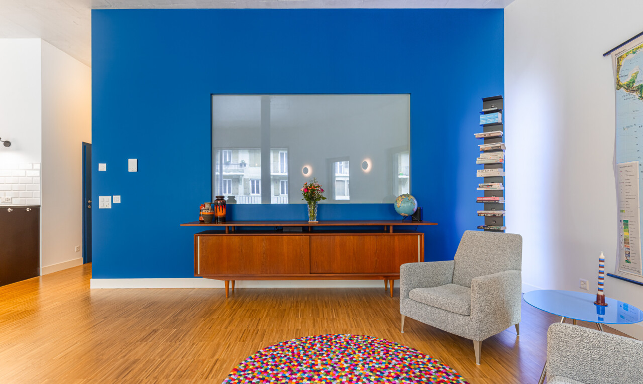 salon avec cloison sèche, drywall, inside property, sol en finition bois, et wood finish floor