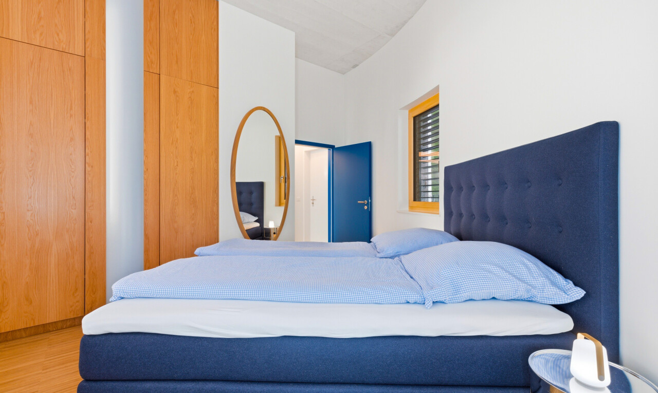 chambre avec drywall, cloison sèche, inside property, wood finish floor, et sol en finition bois