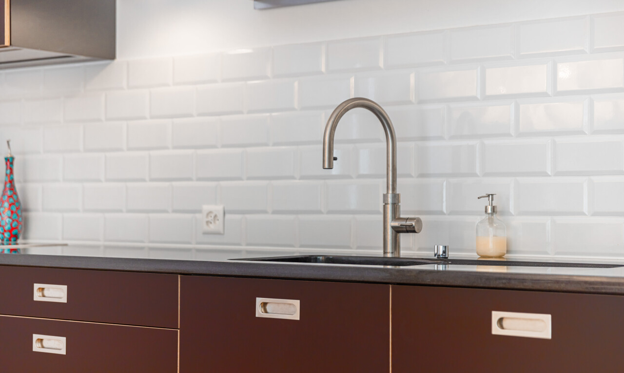 détails avec kitchen, armoires brun foncé, dark brown cabinets, évier, et wall / siding